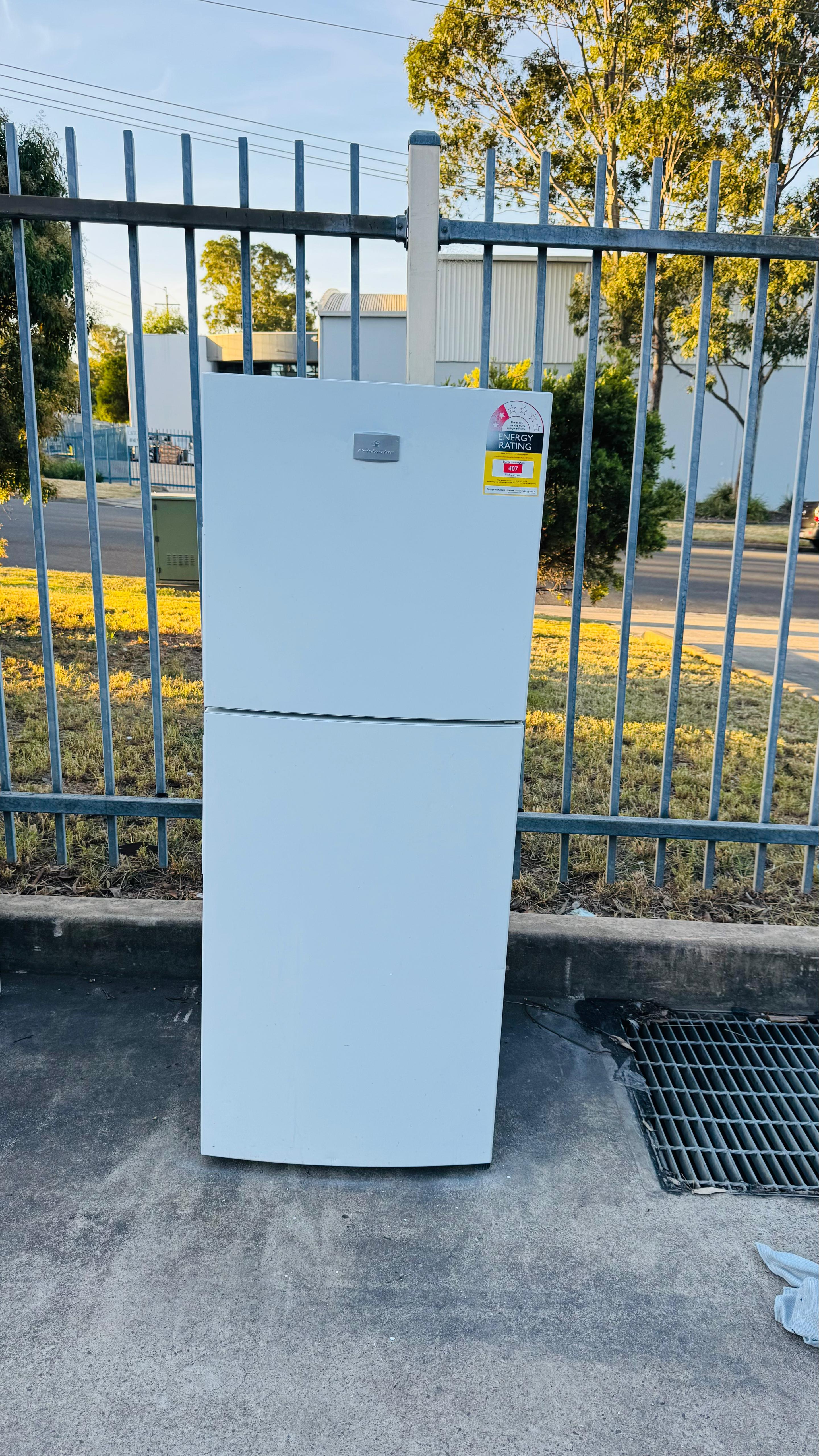 KELVINATOR 231 LITRES FRIDGE FREEZER