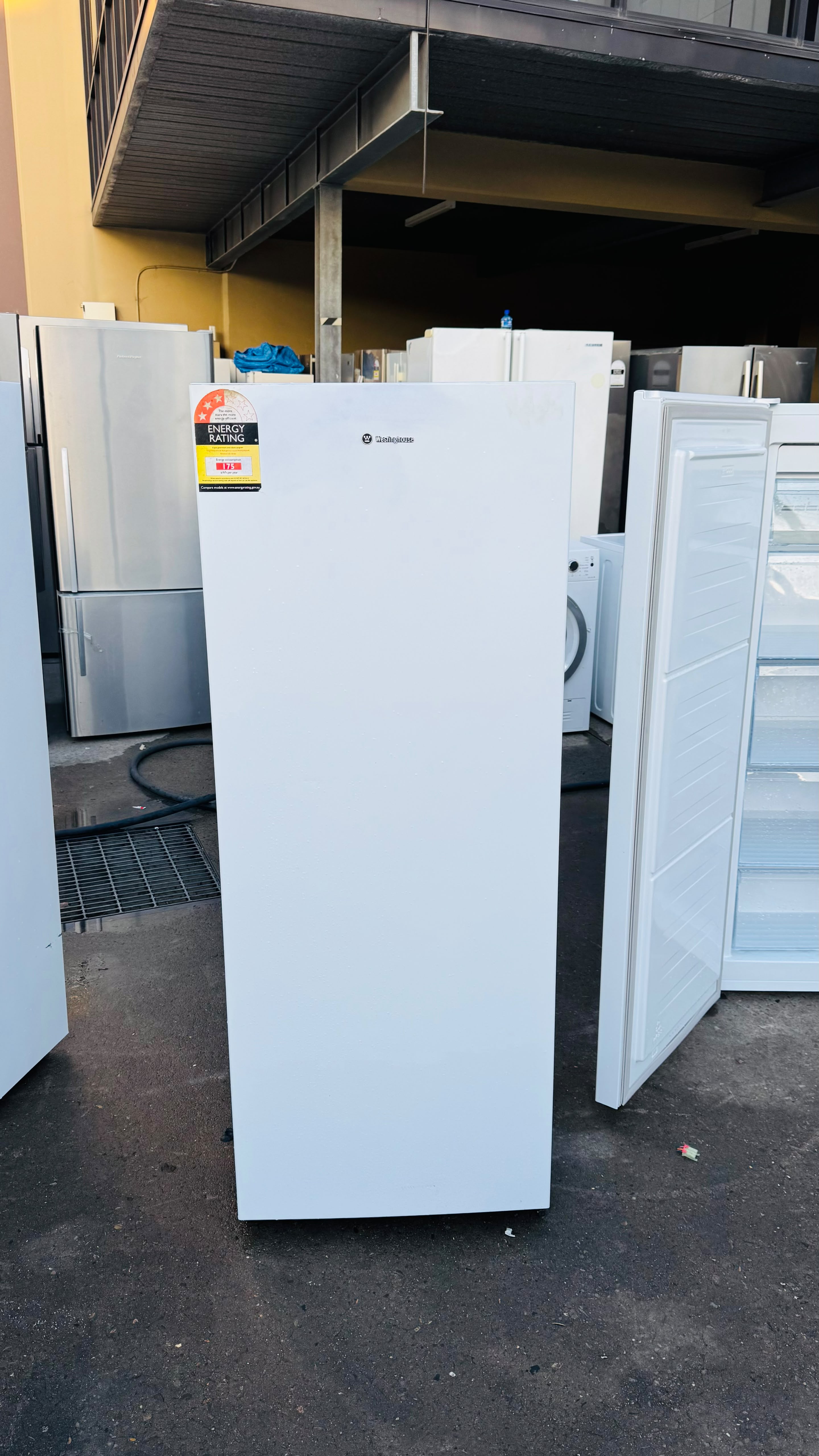 WESTINGHOUSE 242 LITRES FRIDGE FREEZER