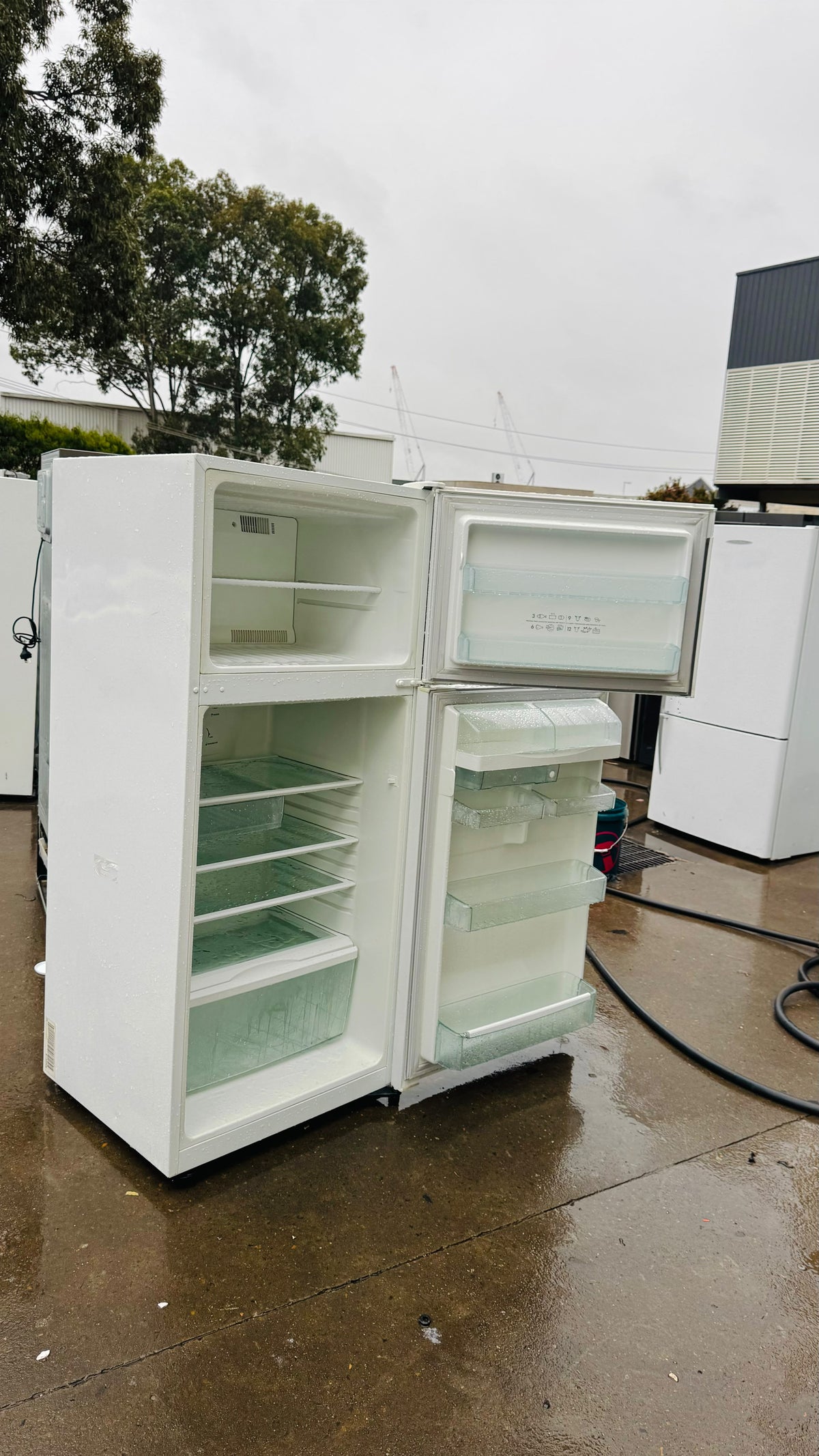 WESTINGHOUSE 420 LITRES FRIDGE FREEZER