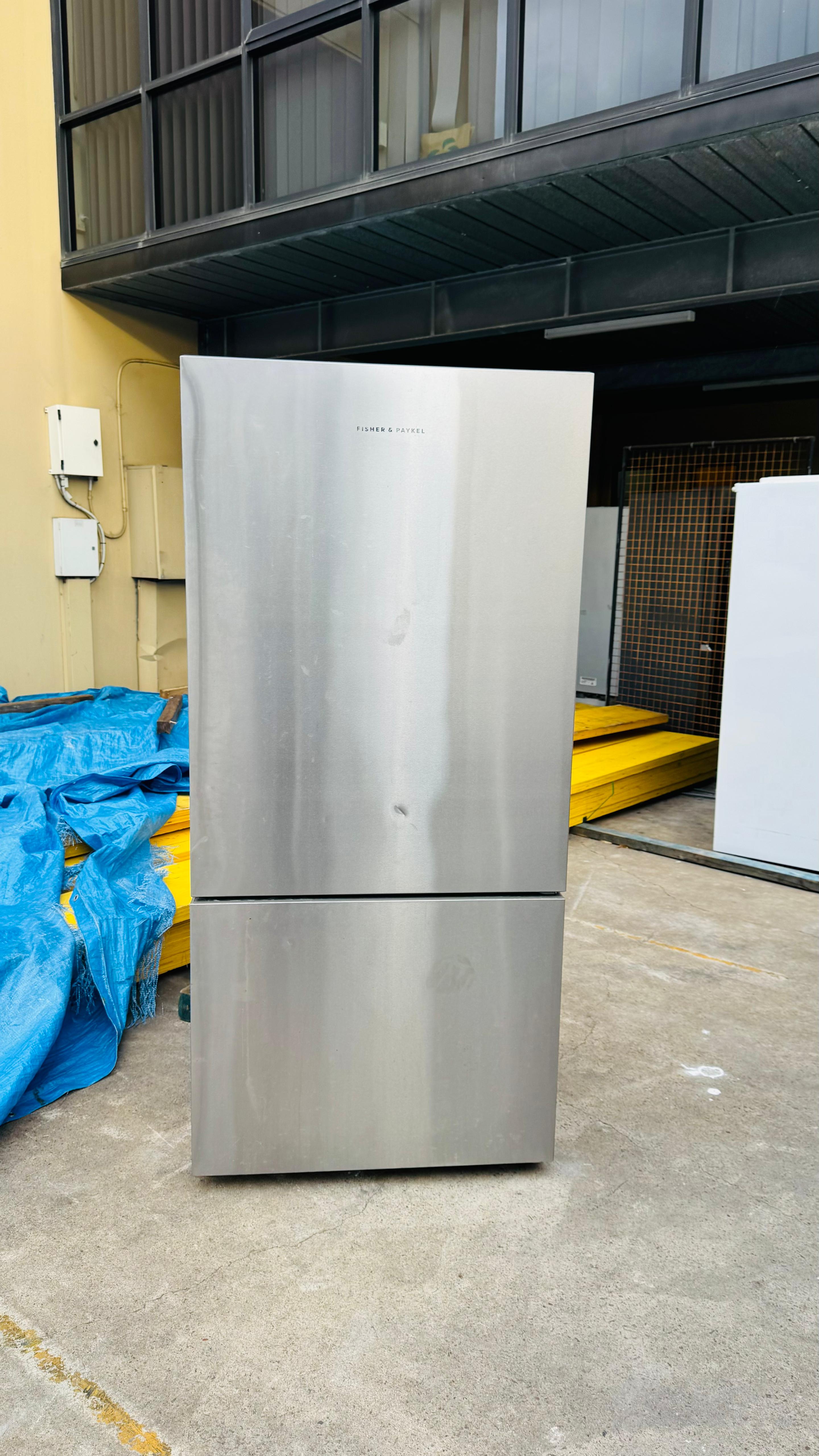 FISHER AND PAYKEL 519 LITRES FRIDGE FREEZER