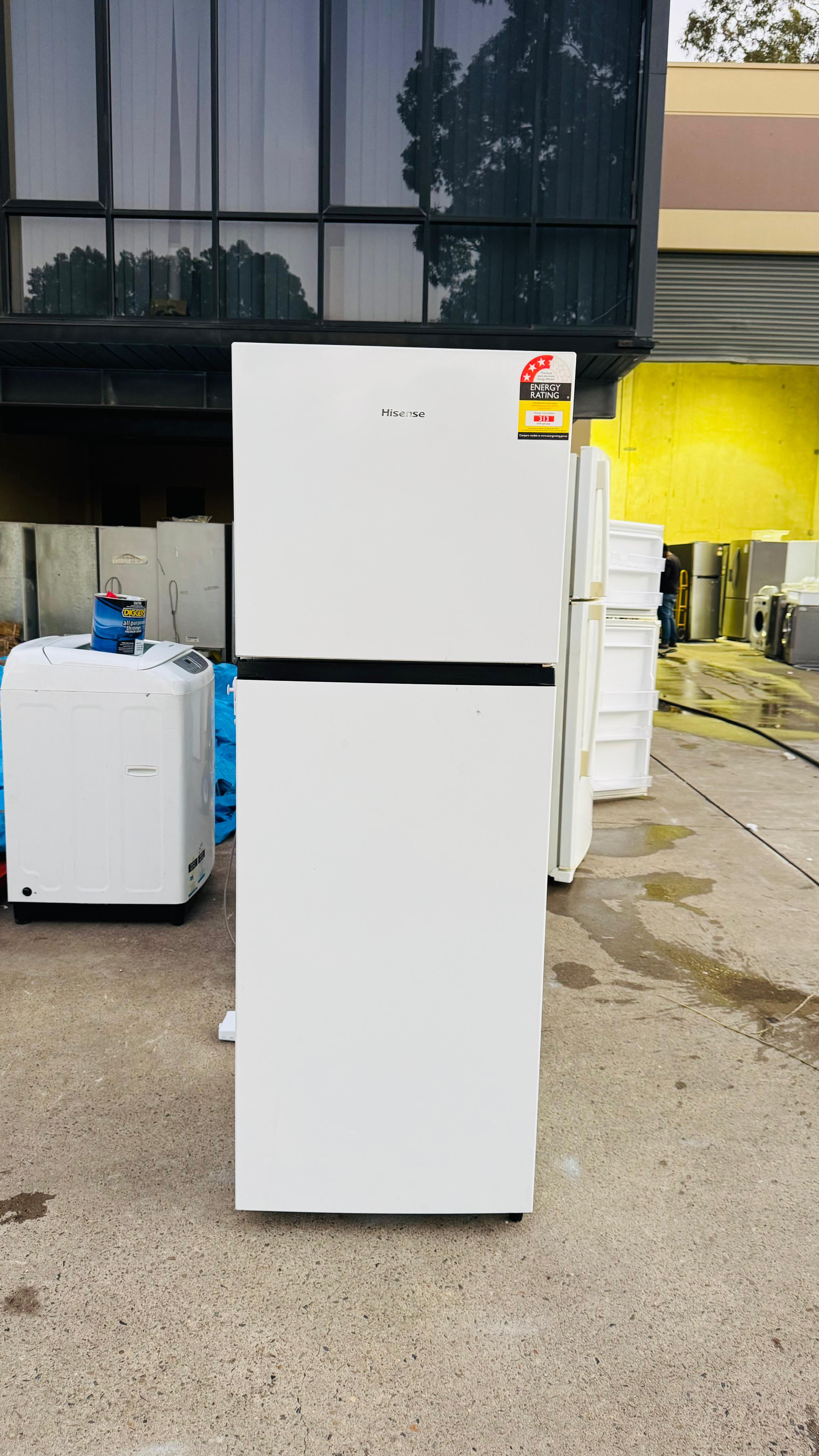HISENSE 326 LITRES FRIDGE FREEZER