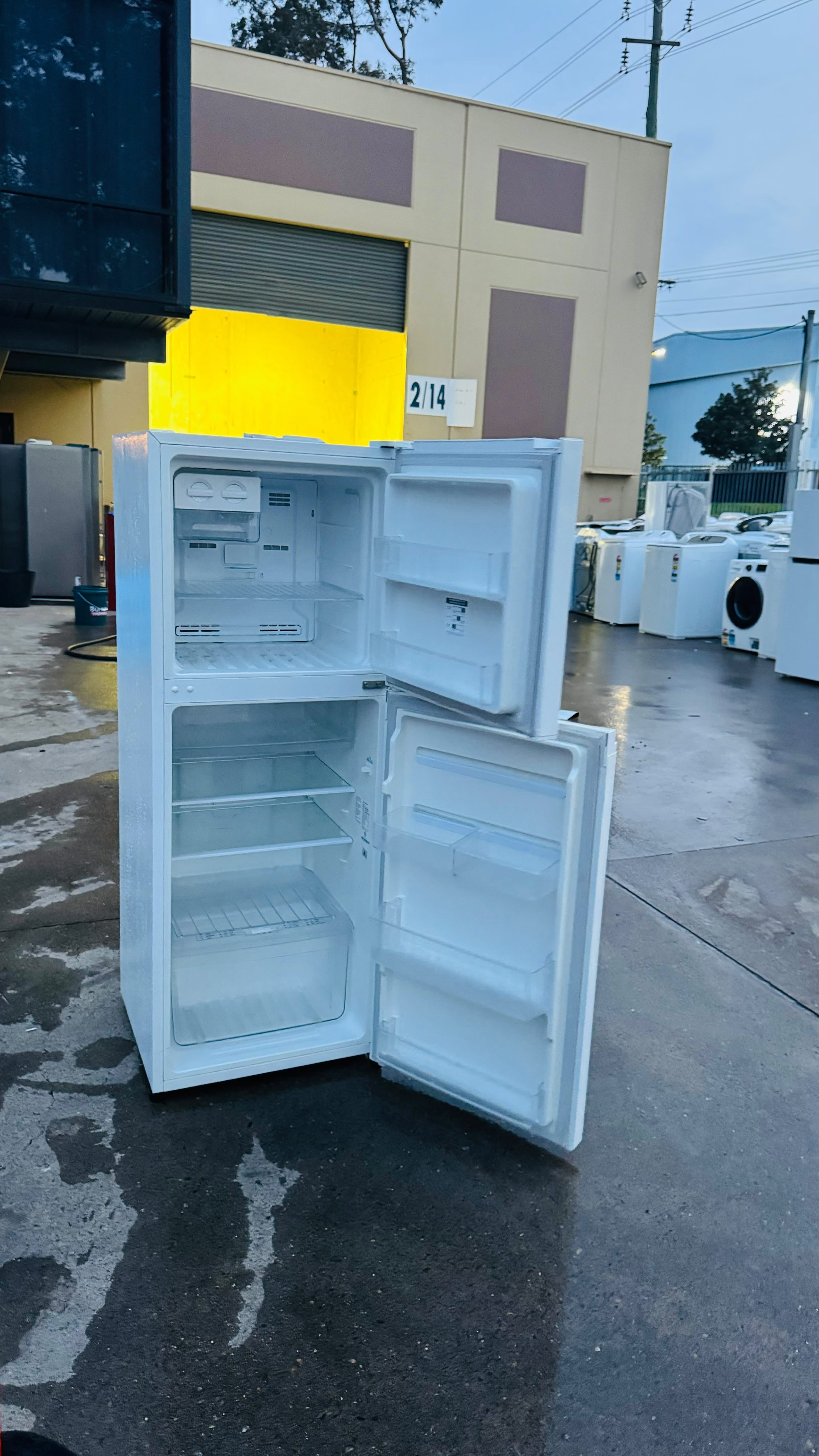 WESTINGHOUSE 245 LITRES FRIDGE FREEZER