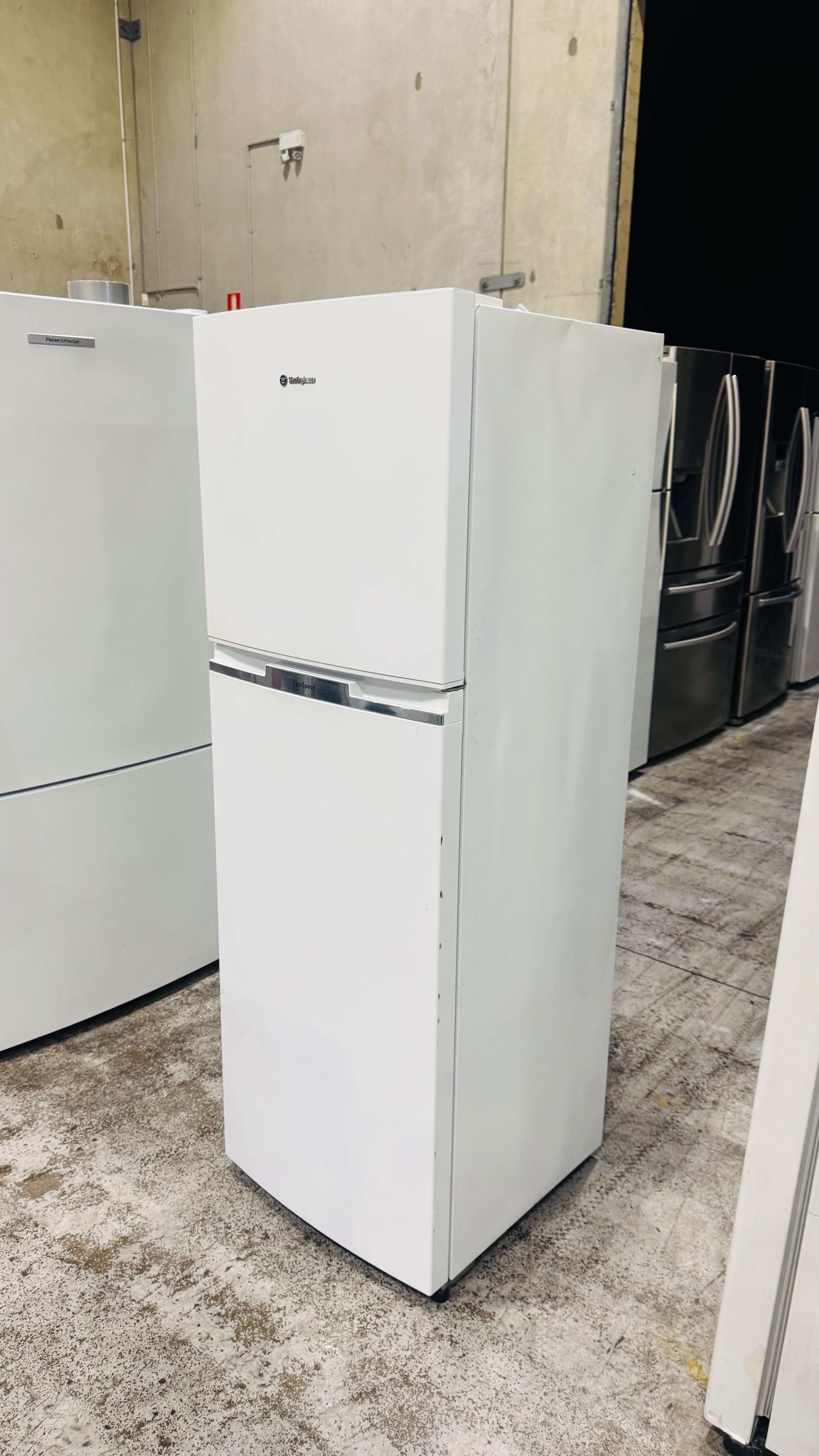 WESTINGHOUSE 276 LITRES FRIDGE FREEZER