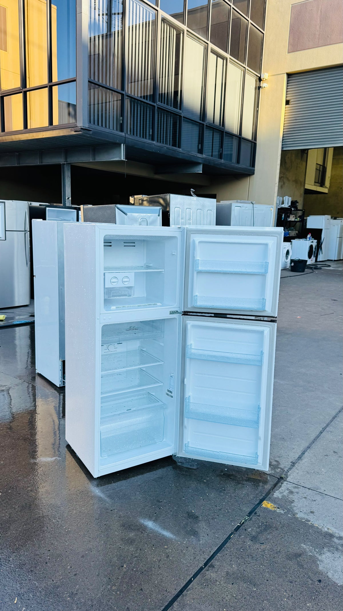 HISENSE 230 LITRES FRIDGE FREEZER
