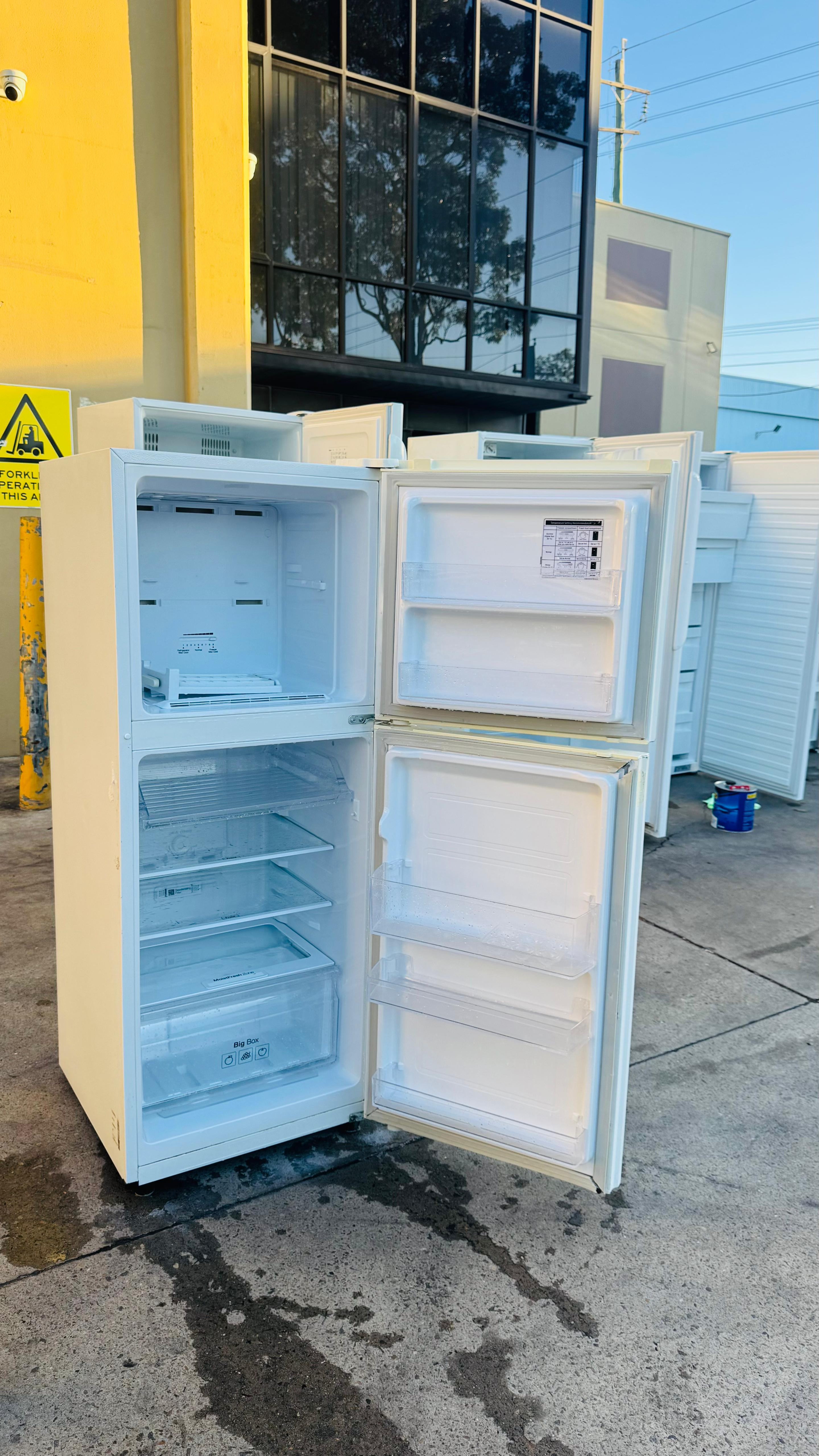 SAMSUNG 228 LITRES FRIDGE FREEZER