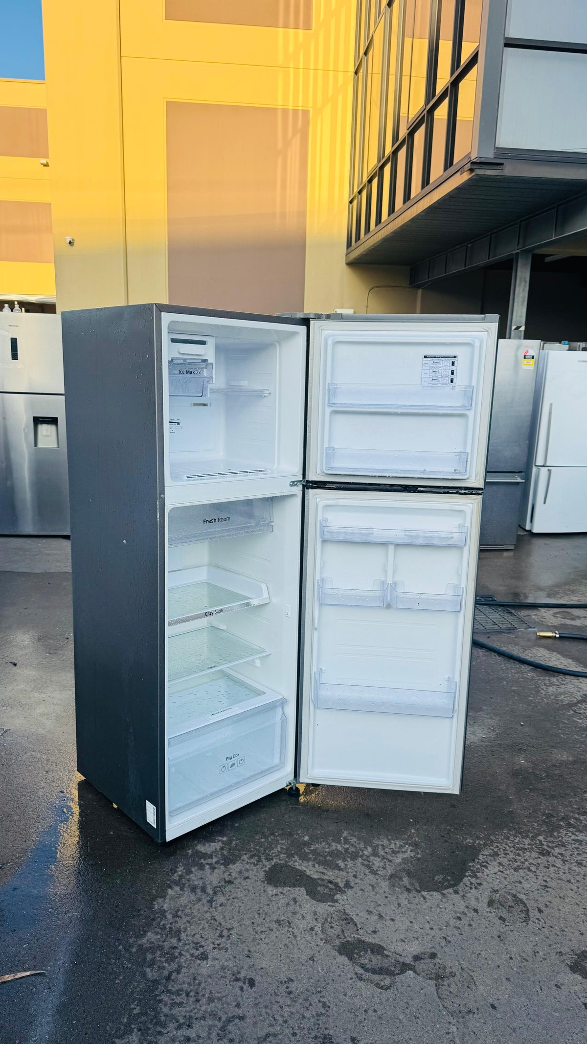 SAMSUNG 341 LITRES FRIDGE FREEZER