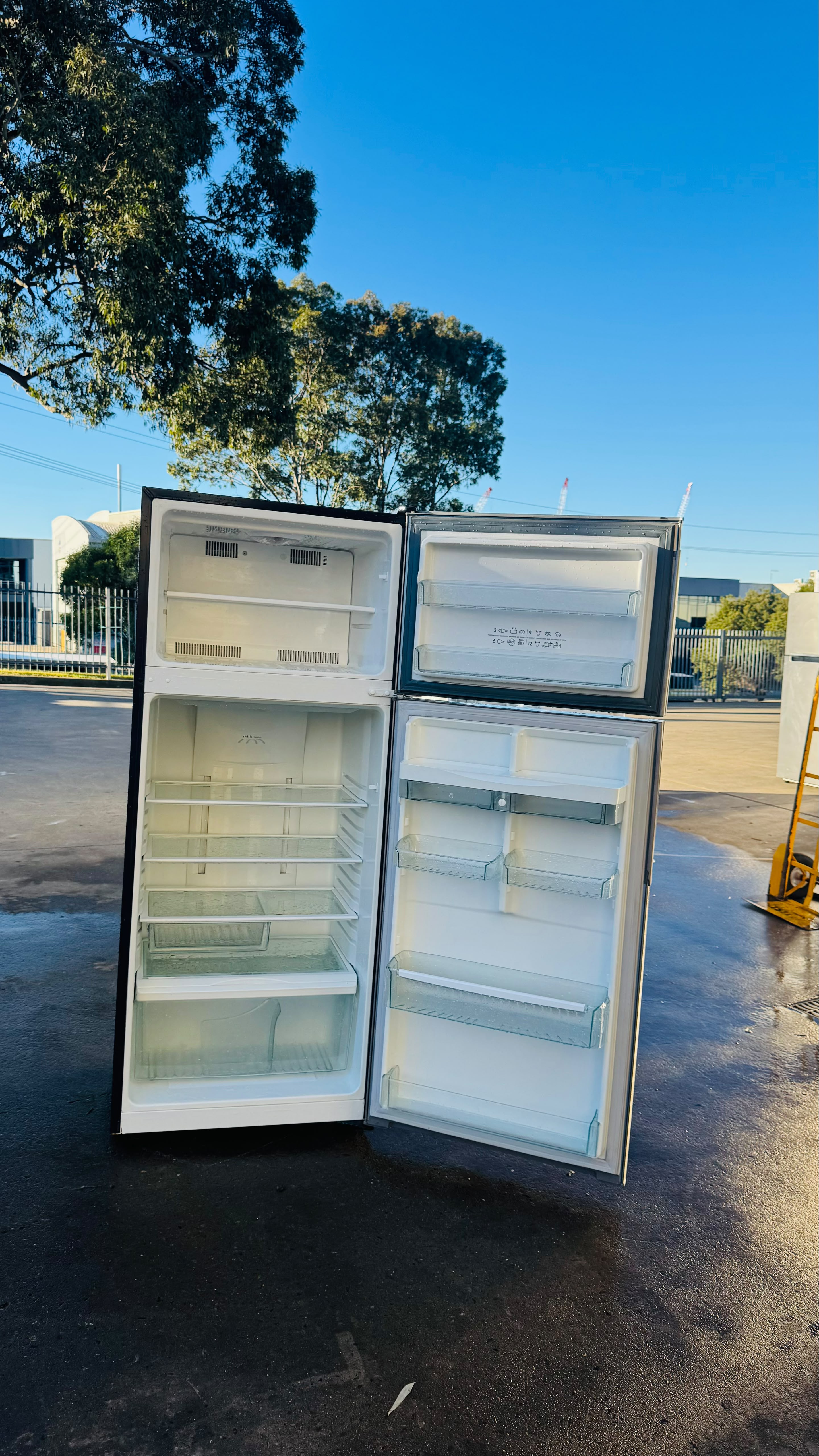 WESTINGHOUSE 393 LITRES FRIDGE FREEZER