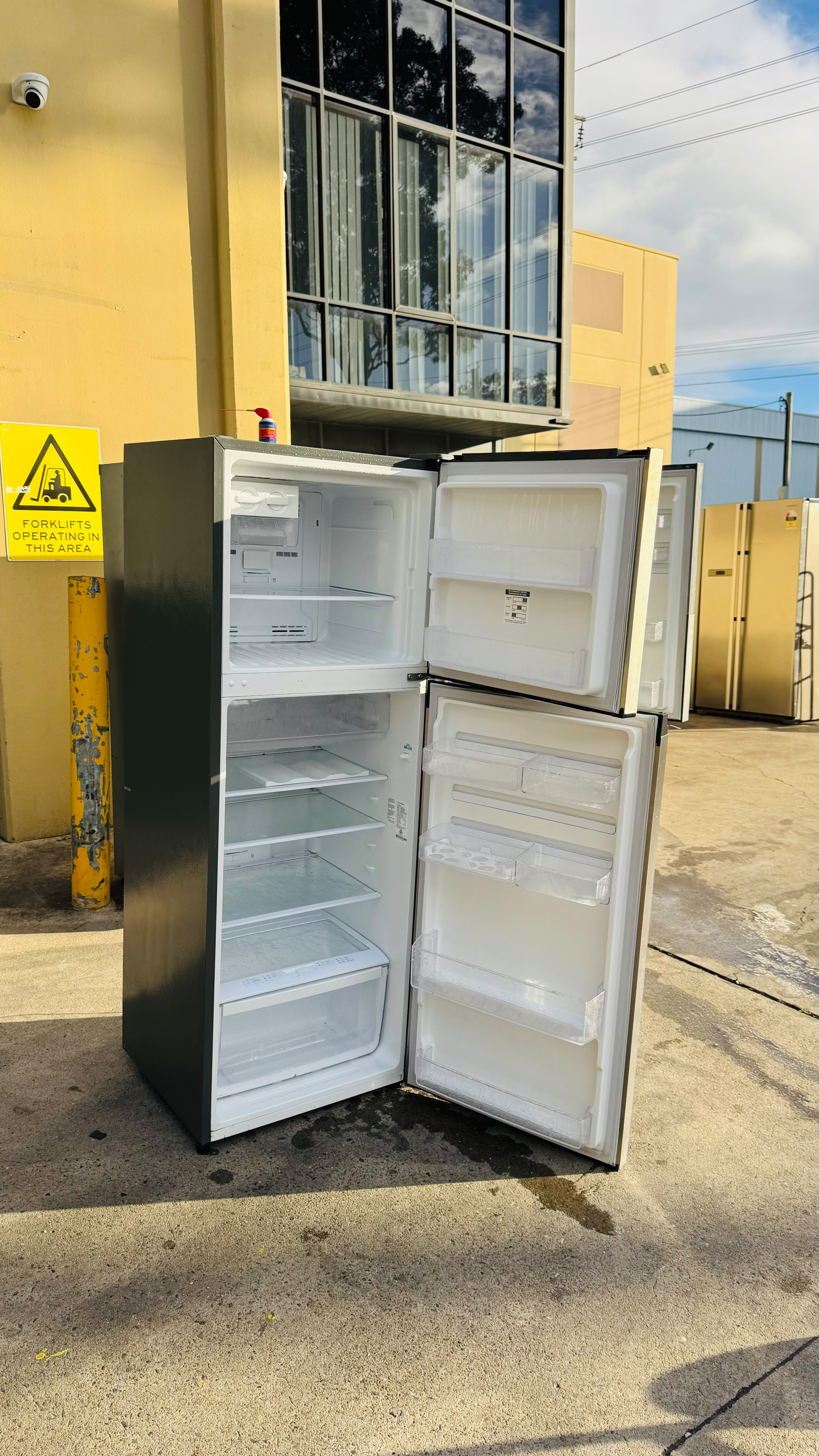 WESTINGHOUSE 339 LITRES FRIDGE FREEZER