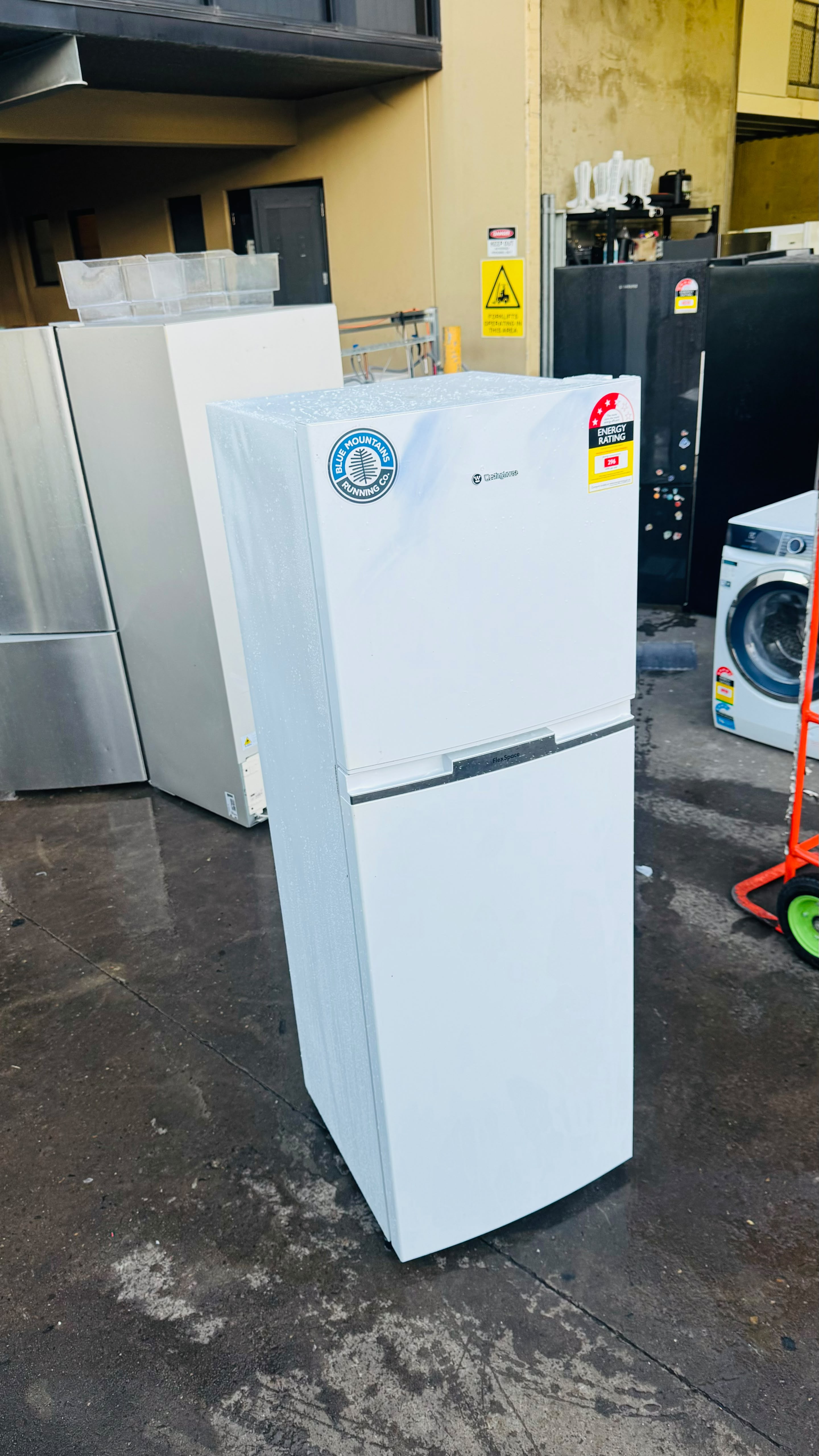 WESTINGHOUSE 276 LITRES FRIDGE FREEZER