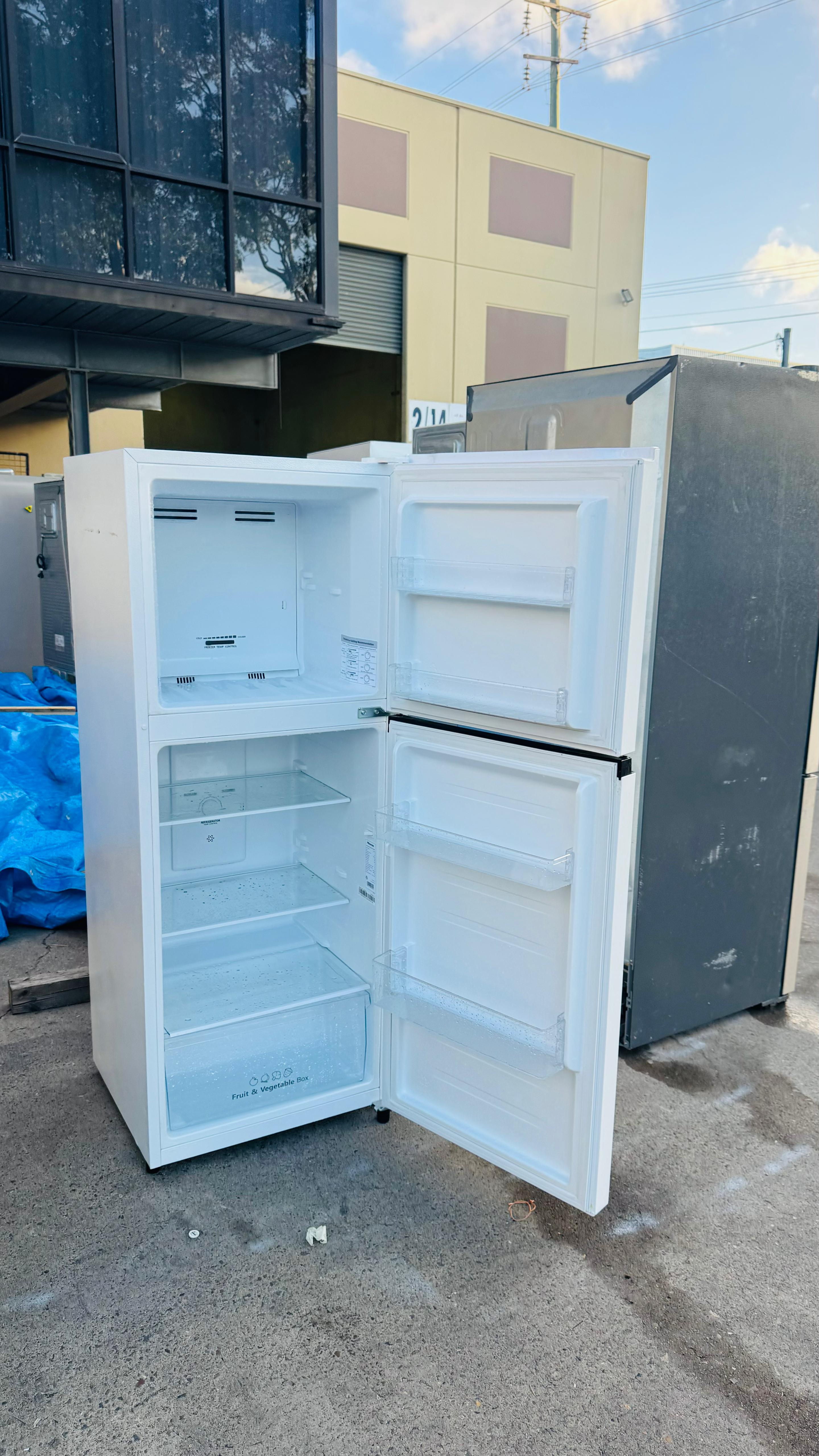 HISENSE 205 LITRES FRIDGE FREEZER