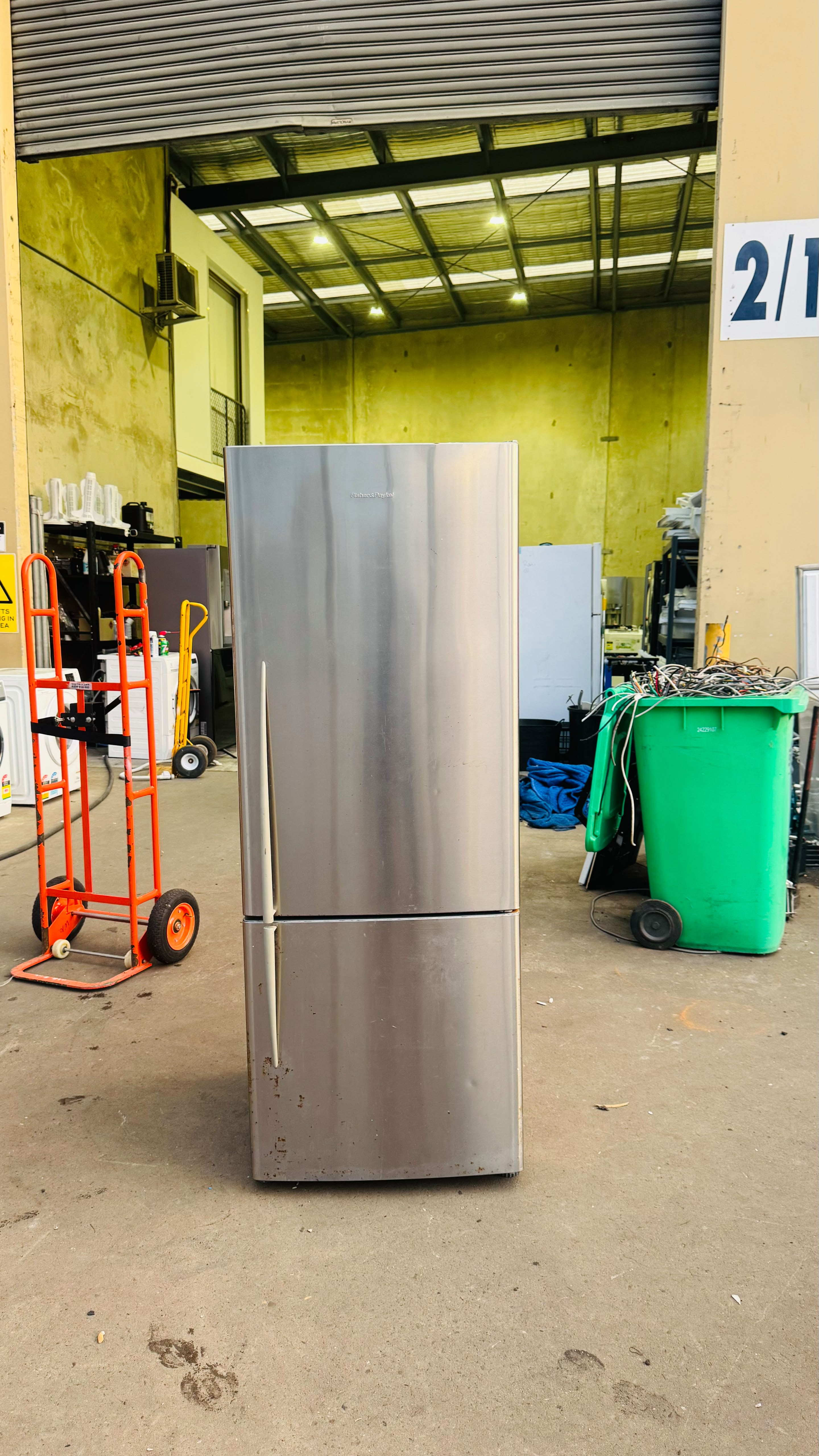 FISHER AND PAYKEL 403 LITRES FRIDGE FREEZER